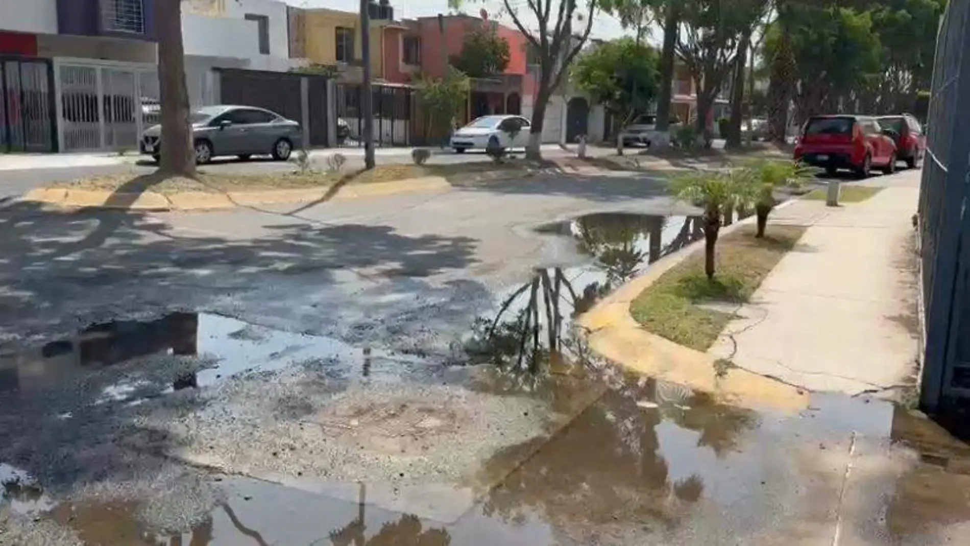 Fuga de agua, vecinos de Los Mandarinos